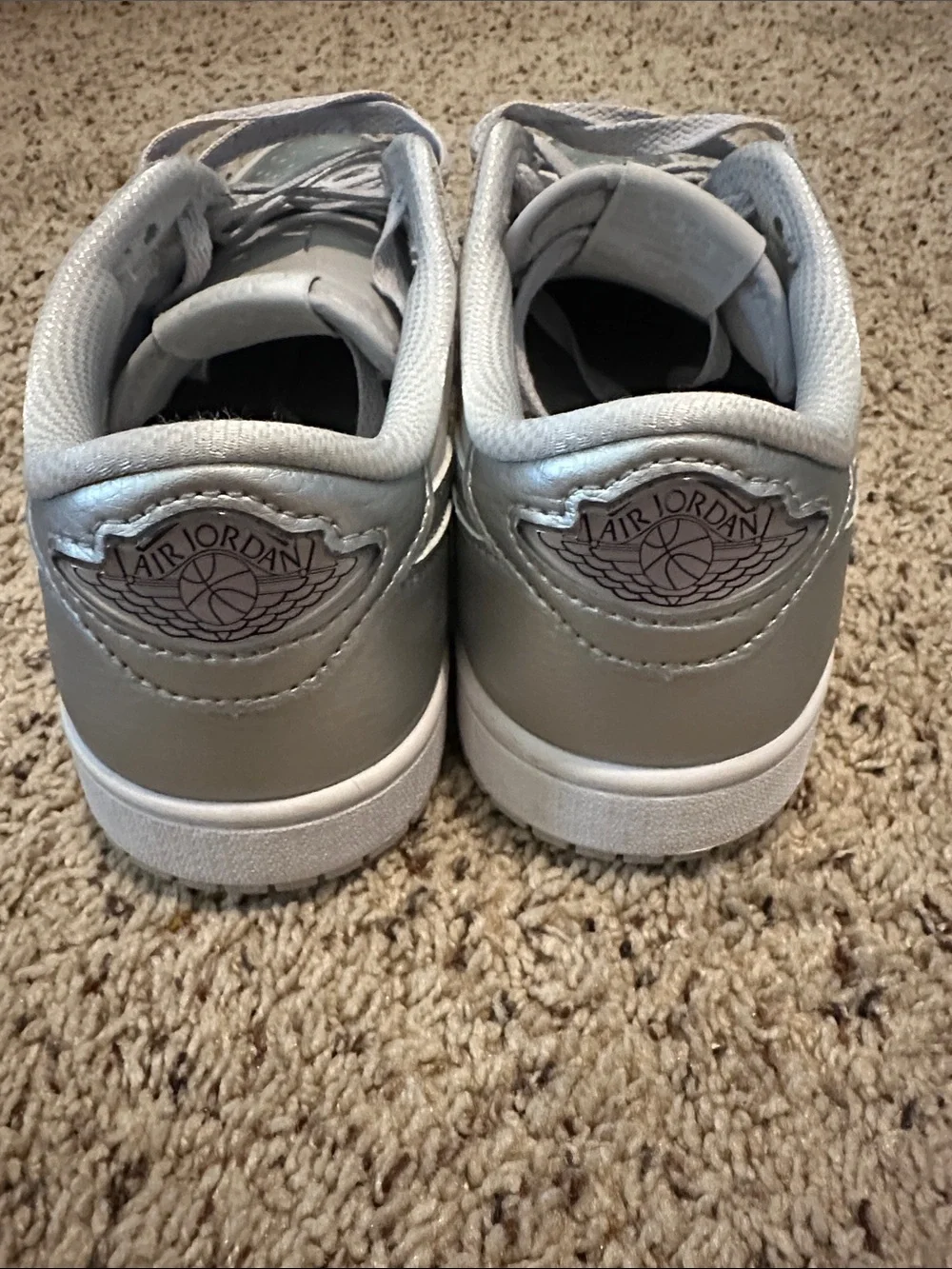 Nike Mens 9.5 Low-Top Air Jordan Sneakers in Silver & Light Gray ❤️❤️❤️